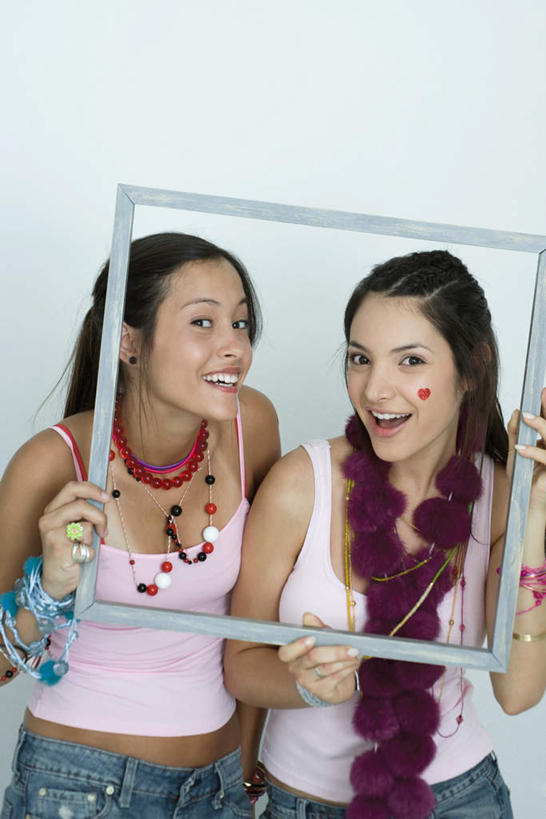 西方人,头发,两个人,伙伴,朋友,站,笑,微笑,露齿笑,竖图,室内,白天,白色背景,正面,友谊,欧洲,欧洲人,许多,握,挂饰,拿,拿着,注视,休闲装,画框,装饰品,黑色,首饰,框架,看,倚靠,站着,张嘴,转头,休闲,休闲服,握着,摄影,影棚,张大嘴巴,友情,年轻女性,女人,女性,白种人,张开嘴,站立,半身,彩图,影棚拍摄,拍摄