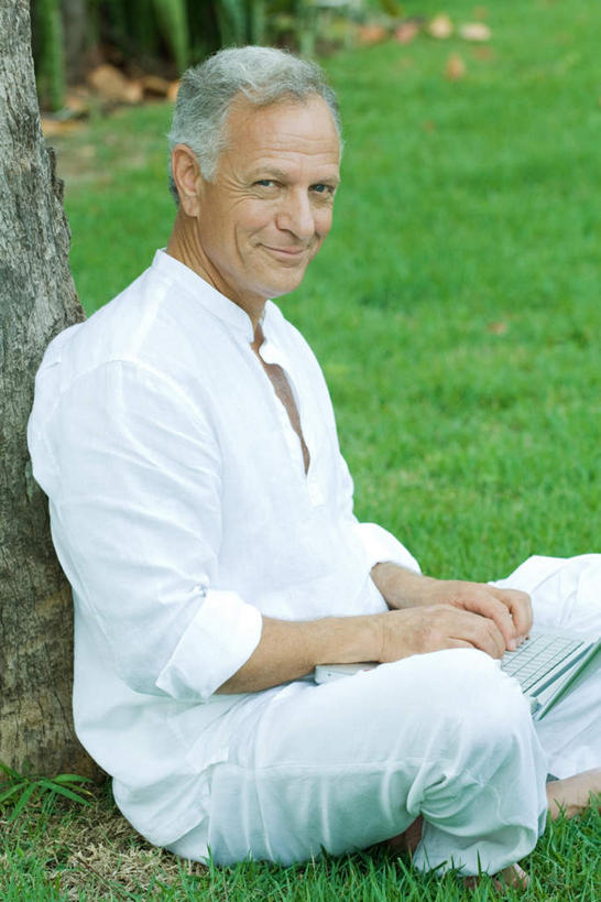 西方人,头发,一个人,盘腿,竖图,室外,白天,侧面,电脑,笔记本电脑,植物,欧洲,欧洲人,仅一个男性,仅一个人,敲打,网络,注视,休闲装,输入,通讯设备,树,树木,绿色,白色,自然,打字,看,转头,仅一个老年男性,休闲,休闲服,生长,成长,点击,一台,敲击,无线,通信设备,无线网络,无线上网,便携式电脑,按键,手提电脑,老年男性,男人,男性,白种人,盘腿而坐,盘膝,盘着腿的,盘着腿坐,双腿交叉,半身,彩图