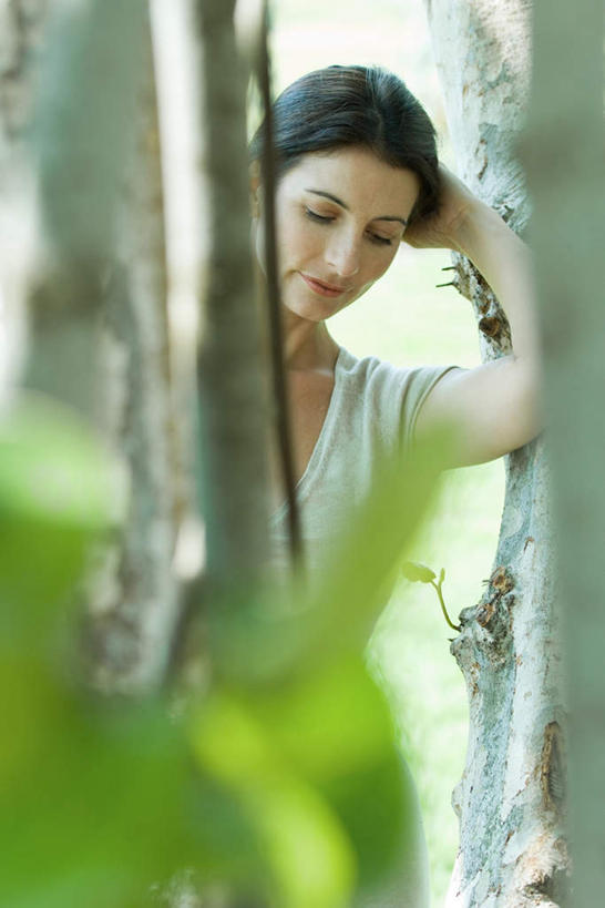 西方人,头发,一个人,站,闭眼,笑,微笑,竖图,室外,白天,正面,草地,草坪,植物,欧洲,欧洲人,仅一个年轻女性,仅一个女性,仅一个人,阴影,朦胧,模糊,光线,影子,休闲装,草,树,树木,绿色,黑色,阳光,自然,倚靠,站着,休闲,休闲服,生长,成长,年轻女性,女人,女性,白种人,闭眼睛,闭着眼,闭着眼睛,站立,半身,彩图