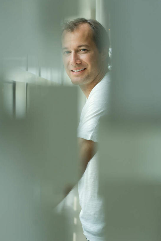 西方人,头发,一个人,站,笑,微笑,露齿笑,竖图,室内,白天,侧面,门,欧洲,欧洲人,仅一个男性,仅一个人,仅一个中年男性,阴影,朦胧,模糊,光线,影子,注视,休闲装,黄色,白色,门框,看,站着,转头,休闲,休闲服,男人,男性,中年男性,白种人,站立,半身,彩图