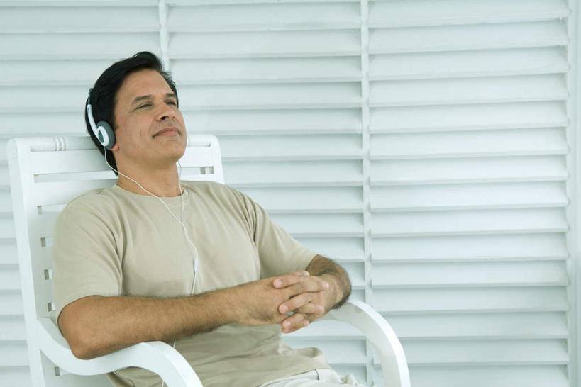 西方人,一个人,躺,闭眼,笑,摸,微笑,横图,室内,白天,正面,快乐,满意,幸福,椅子,欧洲,欧洲人,仅一个男性,仅一个人,抚摸,墙,音响,音乐,休闲装,娱乐,墙壁,墙面,仅一个年轻男性,耳机,享受,休闲,休闲服,放松,舒适,享乐,卧着,男人,男性,年轻男性,白种人,闭眼睛,闭着眼,闭着眼睛,触摸,接触,躺着,卧,半身,彩图