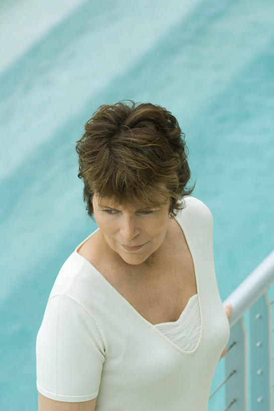 西方人,头发,一个人,游泳池,栏杆,站,竖图,俯视,室外,白天,水,楼梯,欧洲,欧洲人,仅一个年轻女性,仅一个女性,仅一个人,阶梯,水池,水面,围栏,注视,休闲装,泳池,护栏,台阶,黄色,看,倚靠,站着,转头,休闲,休闲服,游泳馆,年轻女性,女人,女性,白种人,站立,半身,彩图,高角度拍摄