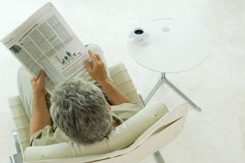 咖啡,西方人,一个人,坐,横图,俯视,室内,白天,阅读,幸福,餐桌,靠垫,桌子,报纸,杯子,椅子,欧洲,欧洲人,仅一个男性,仅一个人,握,学习,瓷器,瓷砖,地砖,咖啡杯,靠枕,陶瓷制品,地面,一杯,拿,拿着,娱乐,饮料,垫子,枕头,看,仅一个老年男性,享受,休闲,温馨,放松,乐趣,浏览,握着,餐台,提神,舒适,瓷杯,醒脑,软饮料,老年男性,男人,男性,白种人,坐着,半身,彩图,高角度拍摄