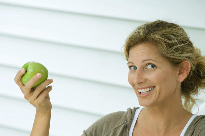 西方人,脸,头,脸颊,头发,一个人,站,举,笑,微笑,露齿笑,横图,室内,白天,正面,苹果,水果,欧洲,欧洲人,仅一个年轻女性,仅一个女性,仅一个人,握,新鲜,墙,生食,食品,果实,拿,拿着,注视,休闲装,肩膀,墙壁,墙面,食物,一个,黄色,绿色,看,托,站着,转头,休闲,休闲服,握着,有机食品,绿色食品,单个,年轻女性,女人,女性,白种人,头部,脸部,脸蛋,面部,举起,举手,举着,向上举,向上伸,向上托,站立,半身,彩图
