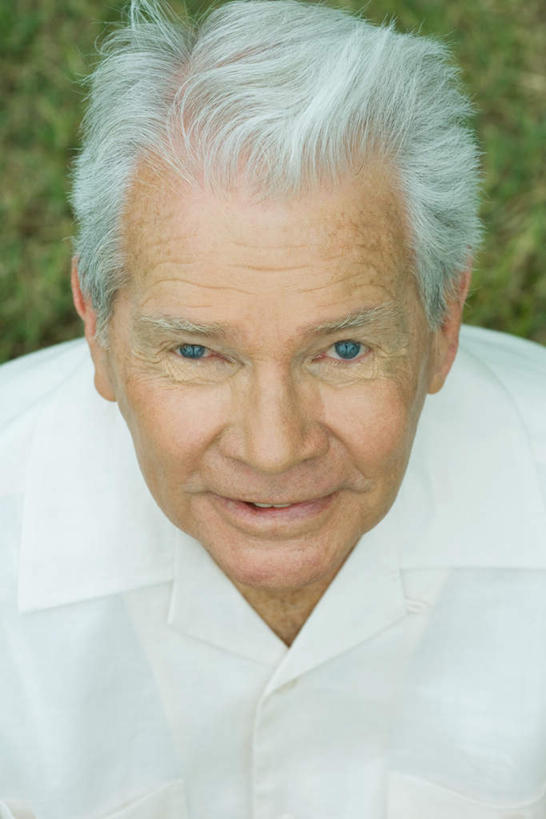 西方人,脸,头,脸颊,头发,一个人,站,笑,微笑,竖图,俯视,室外,特写,白天,草地,草坪,植物,欧洲,欧洲人,仅一个男性,仅一个人,朦胧,模糊,注视,休闲装,肩膀,草,绿色,白色,看,站着,仅一个老年男性,休闲,休闲服,关注,老年男性,男人,男性,白种人,头部,脸部,脸蛋,面部,抬头,仰头,站立,半身,彩图,高角度拍摄