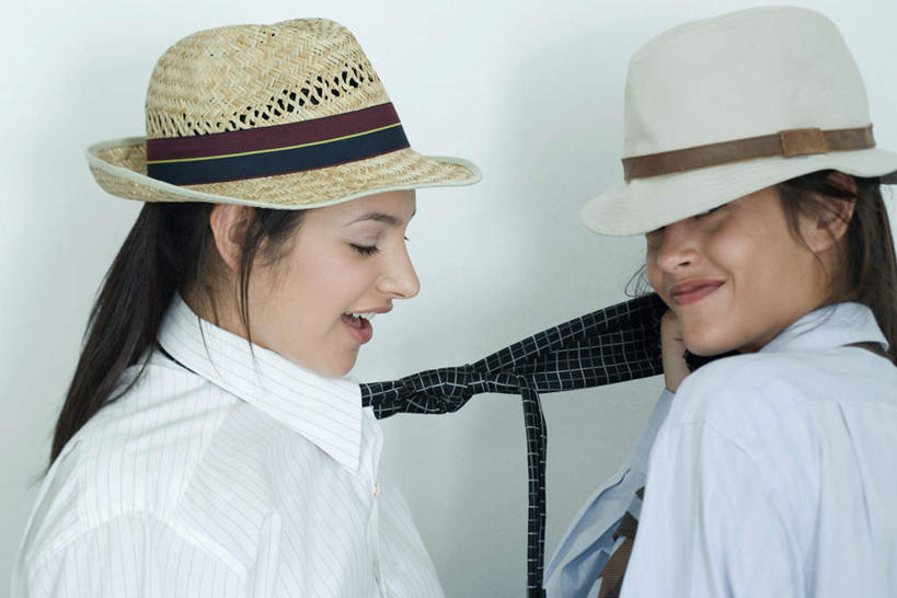 西方人,脸,头,脸颊,两个人,伙伴,朋友,站,拉,笑,微笑,露齿笑,横图,室内,特写,白天,白色背景,侧面,衬衫,友谊,帽子,欧洲,欧洲人,握,领带,注视,肩膀,两个,低头,看,站着,张嘴,握着,摄影,影棚,扯,张大嘴巴,友情,年轻女性,女人,女性,白种人,头部,脸部,脸蛋,面部,张开嘴,站立,半身,彩图,影棚拍摄,衬衣,拍摄