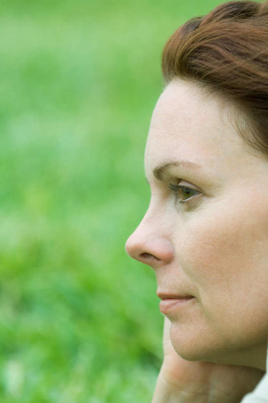 西方人,脸,头,脸颊,头发,一个人,站,笑,摸,微笑,竖图,室外,特写,白天,侧面,草地,草坪,植物,欧洲,欧洲人,仅一个年轻女性,仅一个女性,仅一个人,抚摸,阴影,朦胧,模糊,光线,影子,草,黄色,绿色,阳光,站着,转头,年轻女性,女人,女性,白种人,头部,脸部,脸蛋,面部,触摸,接触,站立,半身,彩图