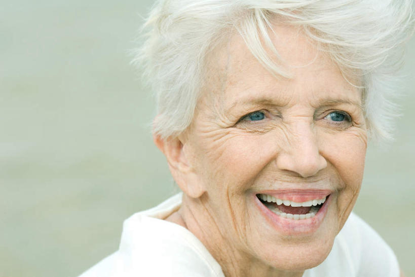 西方人,脸,头,脸颊,头发,一个人,站,笑,微笑,露齿笑,横图,室外,特写,白天,正面,欧洲,欧洲人,仅一个女性,仅一个人,朦胧,模糊,注视,休闲装,白色,看,站着,张嘴,休闲,休闲服,仅一个老年女性,张大嘴巴,老年女性,女人,女性,白种人,头部,脸部,脸蛋,面部,张开嘴,站立,半身,彩图