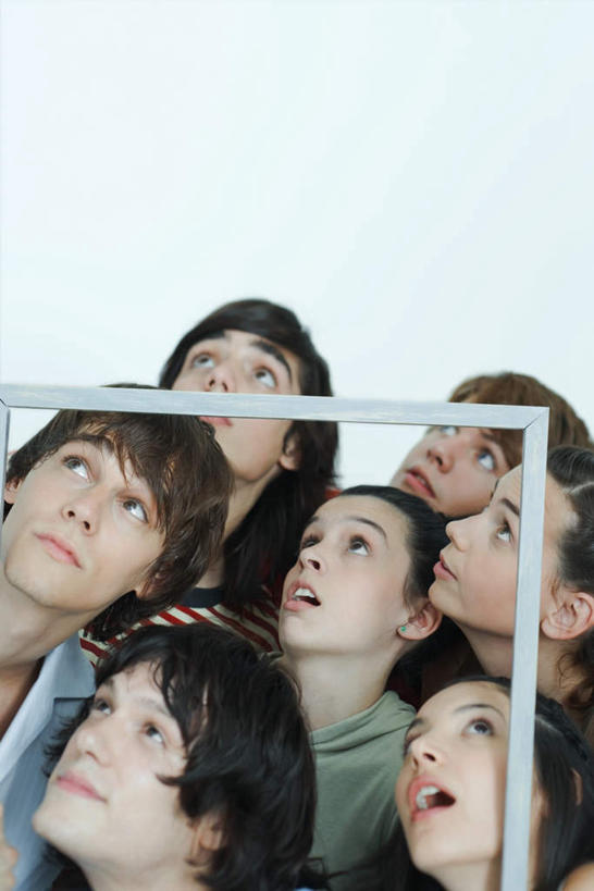 西方人,脸,头,脸颊,伙伴,朋友,站,竖图,室内,特写,白天,白色背景,正面,友谊,欧洲,欧洲人,握,许多人,拿,拿着,注视,休闲装,肩膀,画框,排列,框架,看,站着,张嘴,一群人,休闲,休闲服,握着,摄影,影棚,队列,关注,张大嘴巴,友情,男人,男性,年轻男性,年轻女性,女人,女性,白种人,头部,脸部,脸蛋,面部,张开嘴,抬头,仰头,站立,半身,彩图,影棚拍摄,拍摄