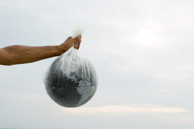 西方人,手,一个人,横图,室外,特写,白天,仰视,仪器,海洋,地图,欧洲,欧洲人,仅一个男性,仅一个人,握,网格,地球仪,线条,世界地图,地球,陆地,拿,全球,拎,拿着,球,仅一个年轻男性,一个,天空,经纬线,模型,天,球体,手部,握着,地理,国家,单个,大陆,世界,纬线,版图,经线,经纬仪,地理学,男人,男性,年轻男性,白种人,半身,彩图,低角度拍摄,大洋,大洲,拎着