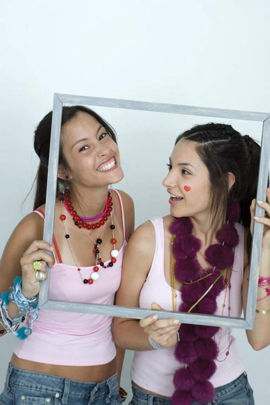 西方人,两个人,伙伴,朋友,站,笑,微笑,露齿笑,竖图,室内,白天,白色背景,正面,友谊,项链,欧洲,欧洲人,爱心,拿,拿着,休闲装,画框,一个,红色,灰色,戒指,饰品,围巾,站着,休闲,心形,休闲服,摄影,手镯,影棚,单个,围脖,粘纸,友情,年轻女性,女人,女性,白种人,心型,站立,半身,彩图,影棚拍摄,拍摄