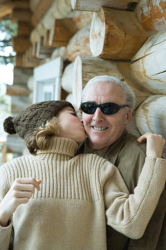 西方人,儿童,老年人,脸,头,脸颊,两个人,家庭,祖父,站,笑,吻,微笑,露齿笑,竖图,室内,白天,正面,纯洁,帽子,欧洲,欧洲人,朦胧,模糊,墨镜,眼镜,小孩,太阳镜,太阳眼镜,站着,温暖,温馨,一家人,遮阳镜,可爱,童年,童趣,爷爷,祖孙,和睦,绒线帽,童真,烂漫,无邪,外孙女,外公,外祖父,天真,老年男性,男人,男性,女孩,白种人,孩子,头部,脸部,脸蛋,面部,孙女,亲,亲吻,站立,半身,彩图,融洽,女生