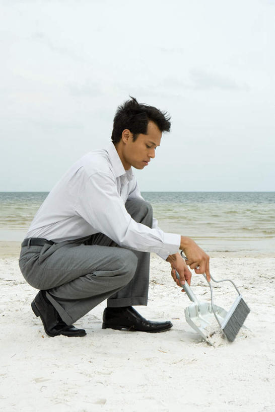 西方人,一个人,蹲,竖图,室外,白天,侧面,海浪,海洋,沙滩,欧洲,欧洲人,仅一个男性,仅一个人,金属,铲子,沙子,海岸,浪花,水平线,云,云朵,辽阔,海平线,沙地,拿,云彩,拿着,注视,仅一个年轻男性,两个,蓝色,白云,蓝天,天空,海水,天,看,广阔,一望无际,关注,海景,无边无际,一马平川,男人,男性,年轻男性,白种人,大海,风浪,海,海水的波动,海滩,近岸浪,涌浪,蹲着,彩图,全身,水天相接,水天一线