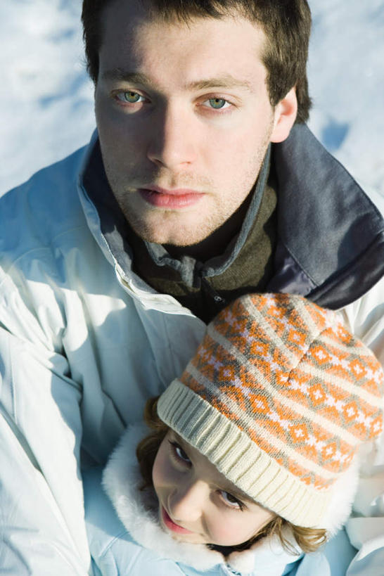 西方人,儿童,两个人,家庭,父亲,女儿,站,竖图,俯视,室外,白天,纯洁,雪,大雪,欧洲,欧洲人,阴影,朦胧,模糊,光线,影子,积雪,雪景,冬天,注视,小孩,阳光,看,站着,温暖,温馨,父女,一家人,父爱,可爱,童年,童趣,和睦,关注,童真,烂漫,无邪,天真,男人,男性,年轻男性,女孩,白种人,孩子,年轻人,抬头,仰头,站立,半身,彩图,高角度拍摄,融洽,女生