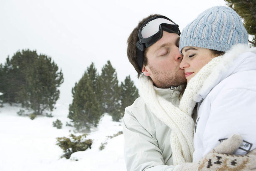 西方人,脸,头,脸颊,两个人,伙伴,朋友,站,抱,吻,横图,室外,白天,正面,旅游,度假,友谊,森林,树林,雪,植物,大雪,欧洲,欧洲人,朦胧,模糊,积雪,雪景,云,云朵,冬天,云彩,娱乐,树,树木,绿色,白云,天空,自然,天,站着,享受,休闲,放松,恋人,生长,成长,抱着,搂着,友情,男人,男性,年轻男性,年轻女性,女人,女性,白种人,头部,脸部,脸蛋,面部,情侣,搂,搂抱,亲,亲吻,站立,半身,彩图