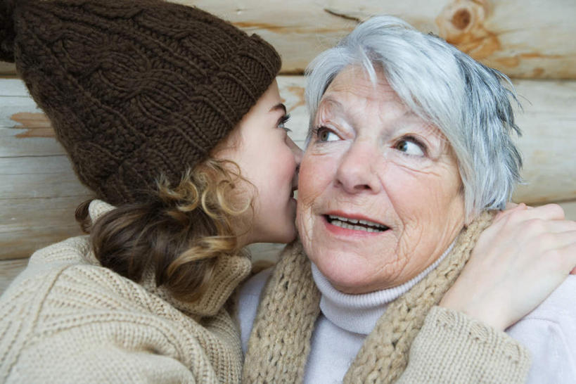 西方人,儿童,老年人,脸,头,脸颊,两个人,家庭,祖母,家,木屋,站,抱,横图,室外,特写,白天,正面,纯洁,帽子,欧洲,欧洲人,肩膀,住宅,小孩,站着,温暖,温馨,一家人,可爱,童年,童趣,奶奶,抱着,祖孙,和睦,绒线帽,搂着,童真,烂漫,无邪,外婆,外孙女,外祖母,天真,老年女性,女孩,女人,女性,白种人,孩子,头部,脸部,脸蛋,面部,孙女,搂,搂抱,站立,半身,彩图,茅舍,茅屋,棚屋,小木屋,小屋,融洽,女生