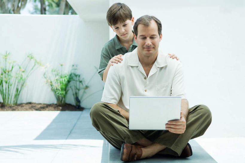 西方人,儿童,两个人,家庭,父亲,儿子,站,坐,盘腿,横图,室外,白天,正面,纯洁,电脑,笔记本电脑,地板,欧洲,欧洲人,阴影,朦胧,模糊,光线,网络,影子,地面,注视,通讯设备,木地板,小孩,阳光,低头,看,站着,温暖,温馨,父子,一家人,父爱,可爱,童年,童趣,和睦,无线,关注,通信设备,无线网络,无线上网,便携式电脑,童真,烂漫,无邪,天真,手提电脑,男孩,男人,男性,年轻男性,白种人,孩子,年轻人,盘腿而坐,盘膝,盘着腿的,盘着腿坐,双腿交叉,站立,坐着,彩图,全身,融洽,男生