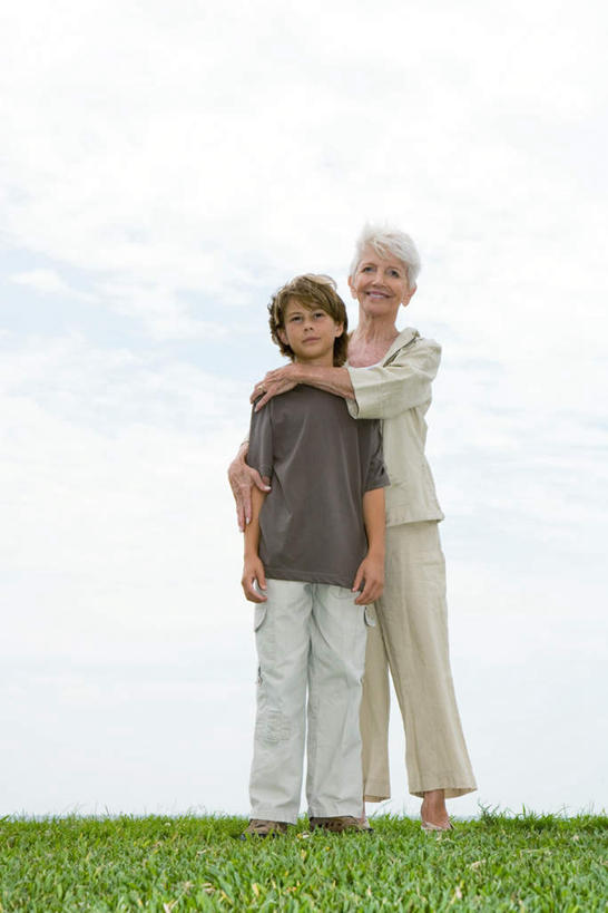 西方人,儿童,老年人,两个人,家庭,祖母,站,抱,笑,微笑,竖图,室外,白天,仰视,纯洁,草地,草坪,植物,欧洲,欧洲人,地平线,云,云朵,辽阔,地面,云彩,草,小孩,蓝色,绿色,白云,蓝天,天空,天,站着,广阔,温暖,温馨,一家人,可爱,童年,童趣,奶奶,抱着,祖孙,一望无际,和睦,搂着,延伸,童真,烂漫,无邪,外婆,外祖母,外孙,天地相交,外孙子,无边无际,一马平川,天真,老年女性,男孩,女人,女性,白种人,孩子,孙子,搂,搂抱,站立,彩图,低角度拍摄,全身,融洽,男生