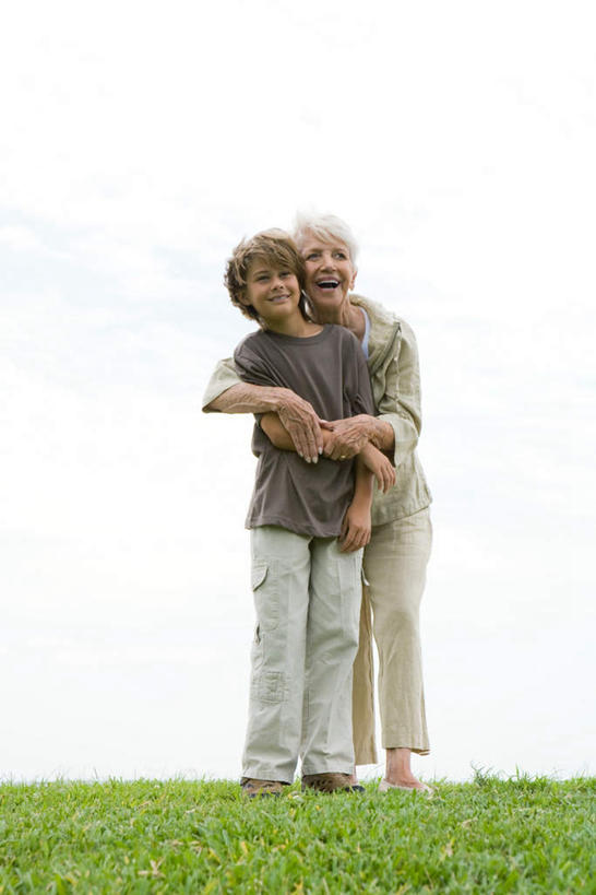 西方人,儿童,老年人,两个人,家庭,祖母,站,抱,笑,微笑,竖图,室外,白天,仰视,纯洁,草地,草坪,植物,欧洲,欧洲人,地平线,云,云朵,辽阔,地面,云彩,草,小孩,蓝色,绿色,白云,蓝天,天空,天,站着,广阔,温暖,温馨,一家人,可爱,童年,童趣,奶奶,抱着,祖孙,一望无际,和睦,搂着,延伸,童真,烂漫,无邪,外婆,外祖母,外孙,天地相交,外孙子,无边无际,一马平川,天真,老年女性,男孩,女人,女性,白种人,孩子,孙子,搂,搂抱,站立,彩图,低角度拍摄,全身,融洽,男生