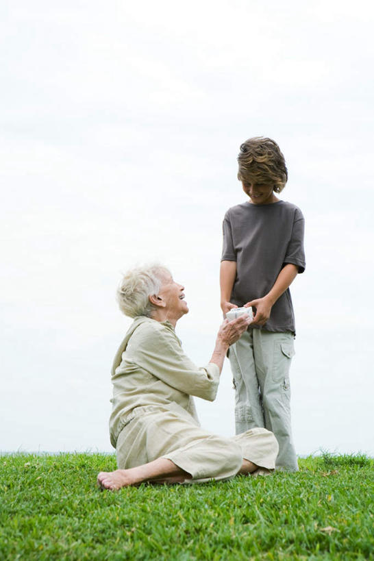 西方人,儿童,老年人,两个人,家庭,祖母,站,坐,笑,微笑,露齿笑,竖图,室外,白天,正面,纯洁,草地,草坪,植物,礼盒,礼物,欧洲,欧洲人,纸盒,地平线,云,云朵,辽阔,地面,拿,云彩,拿着,盒子,草,一个,小孩,蓝色,绿色,白色,白云,蓝天,天空,包装盒,礼品盒,天,站着,广阔,温暖,温馨,一家人,可爱,童年,童趣,礼品,奶奶,单个,祖孙,一望无际,和睦,延伸,童真,烂漫,无邪,外婆,外祖母,外孙,天地相交,外孙子,无边无际,一马平川,天真,老年女性,男孩,女人,女性,白种人,孩子,孙子,抬头,仰头,站立,坐着,彩图,全身,融洽,男生