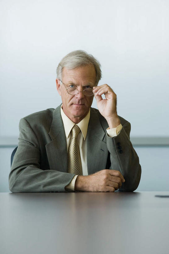 西方人,老年人,一个人,商务人士,商务男性,办公室,坐,竖图,室内,白天,正面,衬衫,家具,桌子,欧洲,欧洲人,仅一个男性,仅一个人,套装,眼镜,办公桌,墙,领带,拿,拿着,注视,墙壁,墙面,看,仅一个老年男性,关注,商务装,近视眼镜,工薪阶层,办公家具,老年男性,白种人,白领,上班族,坐着,半身,彩图,衬衣