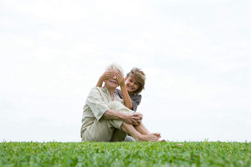 西方人,儿童,老年人,脸,头,眼睛,脸颊,两个人,家庭,祖母,坐,横图,室外,白天,正面,纯洁,草地,草坪,植物,欧洲,欧洲人,云,云朵,云彩,草,小孩,绿色,白云,温暖,温馨,一家人,可爱,童年,童趣,遮,奶奶,祖孙,和睦,遮挡,童真,烂漫,无邪,遮盖,遮蔽,外婆,外祖母,外孙,外孙子,天真,老年女性,男孩,女人,女性,白种人,孩子,头部,脸部,脸蛋,面部,孙子,坐着,彩图,全身,融洽,男生