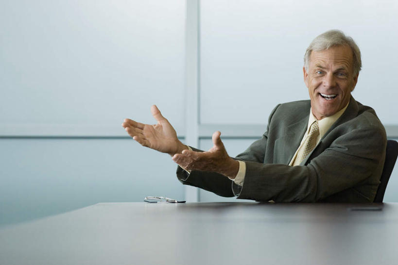 西方人,老年人,一个人,商务人士,商务男性,办公室,坐,伸展双臂,笑,微笑,露齿笑,横图,室内,白天,正面,衬衫,家具,桌子,欧洲,欧洲人,仅一个男性,仅一个人,套装,眼镜,办公桌,领带,仅一个老年男性,商务装,近视眼镜,工薪阶层,办公家具,老年男性,白种人,白领,上班族,敞开双臂,伸开双臂,展开双肩,张开手臂,张开双臂,坐着,半身,彩图,衬衣