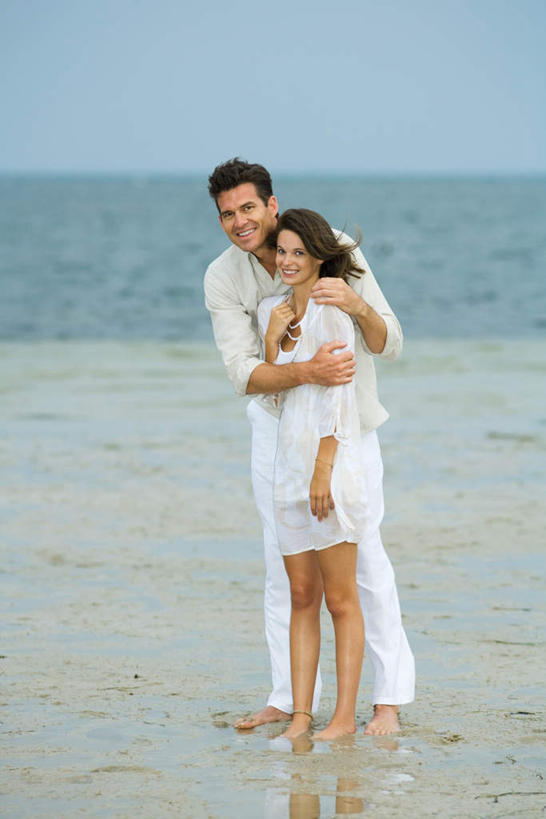 西方人,两个人,伙伴,朋友,站,抱,竖图,室外,白天,侧面,旅游,度假,友谊,海浪,海洋,美景,欧洲,欧洲人,景观,浪花,水平线,辽阔,海平线,娱乐,自然,海水,站着,享受,休闲,广阔,景色,放松,抱着,一望无际,搂着,自然风光,海景,无边无际,一马平川,友情,男人,男性,年轻男性,年轻女性,女人,女性,白种人,情侣,大海,风浪,海,海水的波动,近岸浪,涌浪,搂,搂抱,站立,彩图,全身,水天相接,水天一线