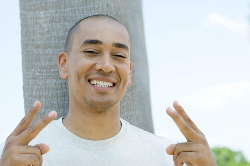 西方人,脸,头,脸颊,胡须,一个人,站,笑,微笑,露齿笑,横图,室外,特写,白天,正面,T恤衫,度假,兴奋,植物,欧洲,欧洲人,仅一个男性,仅一个人,朦胧,模糊,T恤,休闲装,娱乐,肩膀,树,树木,仅一个年轻男性,绿色,自然,站着,享受,休闲,休闲服,放松,生长,成长,男人,男性,年轻男性,白种人,头部,胡子,小胡子,脸部,脸蛋,面部,站立,半身,彩图,高兴