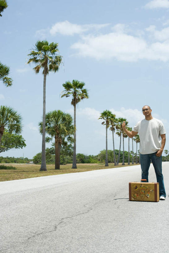 西方人,一个人,站,竖图,室外,白天,仰视,度假,植物,道路,路,公路,欧洲,欧洲人,仅一个男性,仅一个人,拉杆箱,旅行箱,墨镜,眼镜,云,云朵,交通,云彩,娱乐,树,树木,仅一个年轻男性,蓝色,绿色,白云,蓝天,天空,自然,太阳镜,太阳眼镜,行李箱,箱子,天,站着,享受,休闲,遮阳镜,放松,生长,晴朗,成长,男人,男性,年轻男性,白种人,晴空,马路,站立,彩图,低角度拍摄,全身