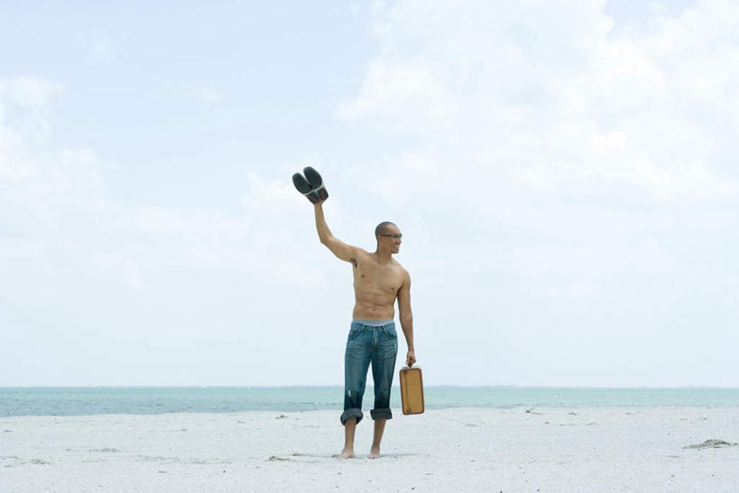 西方人,一个人,站,举,横图,室外,白天,正面,度假,海浪,海洋,美景,鞋子,欧洲,欧洲人,仅一个男性,仅一个人,一双,拉杆箱,旅行箱,景观,浪花,水平线,辽阔,海平线,娱乐,裸露,仅一个年轻男性,黑色,自然,海水,行李箱,箱子,托,站着,享受,休闲,广阔,景色,放松,一望无际,自然风光,裸,海景,无边无际,一马平川,男人,男性,年轻男性,白种人,大海,风浪,海,海水的波动,近岸浪,涌浪,举起,举手,举着,向上举,向上伸,向上托,站立,彩图,全身,皮鞋,水天相接,水天一线