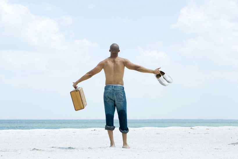 西方人,一个人,站,举,横图,室外,白天,度假,海浪,海洋,美景,鞋子,欧洲,欧洲人,仅一个男性,仅一个人,一双,拉杆箱,旅行箱,景观,浪花,水平线,辽阔,海平线,娱乐,裸露,仅一个年轻男性,背面,黑色,自然,海水,行李箱,箱子,托,站着,享受,休闲,广阔,景色,放松,一望无际,自然风光,裸,海景,无边无际,一马平川,男人,男性,年轻男性,白种人,大海,风浪,海,海水的波动,近岸浪,涌浪,举起,举手,举着,向上举,向上伸,向上托,站立,彩图,全身,皮鞋,水天相接,水天一线