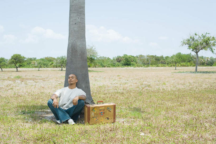 西方人,一个人,坐,盘腿,横图,室外,白天,正面,度假,草地,草坪,植物,欧洲,欧洲人,仅一个男性,仅一个人,阴影,光线,拉杆箱,影子,云,云朵,云彩,依靠,娱乐,草,树,树木,仅一个年轻男性,蓝色,绿色,白云,蓝天,天空,阳光,自然,行李箱,天,靠,靠着,享受,休闲,放松,生长,成长,男人,男性,年轻男性,白种人,盘腿而坐,盘膝,盘着腿的,盘着腿坐,双腿交叉,坐着,彩图,全身