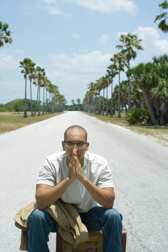 西方人,一个人,坐,闭眼,双手交叉,竖图,室外,白天,正面,度假,草地,草坪,植物,欧洲,欧洲人,仅一个男性,仅一个人,阴影,光线,墨镜,眼镜,影子,云,云朵,云彩,娱乐,草,树,树木,仅一个年轻男性,蓝色,绿色,白云,蓝天,天空,阳光,自然,太阳镜,太阳眼镜,天,享受,休闲,遮阳镜,放松,生长,成长,男人,男性,年轻男性,白种人,闭眼睛,闭着眼,闭着眼睛,十字手,坐着,半身,彩图