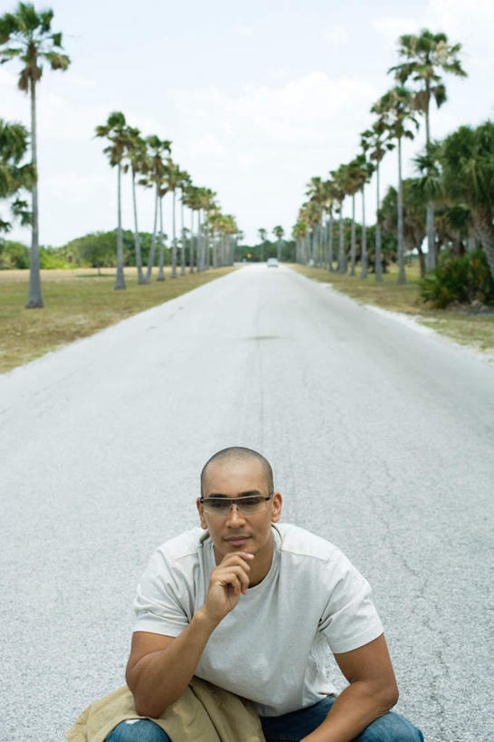 西方人,一个人,坐,双手交叉,竖图,俯视,室外,白天,度假,草地,草坪,植物,欧洲,欧洲人,仅一个男性,仅一个人,墨镜,眼镜,云,云朵,云彩,娱乐,草,树,树木,仅一个年轻男性,蓝色,绿色,白云,蓝天,天空,自然,太阳镜,太阳眼镜,天,享受,休闲,遮阳镜,放松,生长,成长,男人,男性,年轻男性,白种人,十字手,坐着,半身,彩图,高角度拍摄