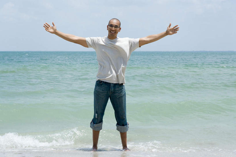 西方人,一个人,站,伸展双臂,横图,室外,白天,正面,旅游,度假,海浪,海洋,美景,欧洲,欧洲人,仅一个男性,仅一个人,景观,浪花,水平线,云,云朵,辽阔,海平线,云彩,娱乐,仅一个年轻男性,蓝色,白云,蓝天,天空,自然,海水,天,站着,享受,休闲,广阔,景色,放松,一望无际,自然风光,海景,无边无际,一马平川,男人,男性,年轻男性,白种人,大海,风浪,海,海水的波动,近岸浪,涌浪,敞开双臂,伸开双臂,展开双肩,站立,张开手臂,张开双臂,彩图,全身,水天相接,水天一线