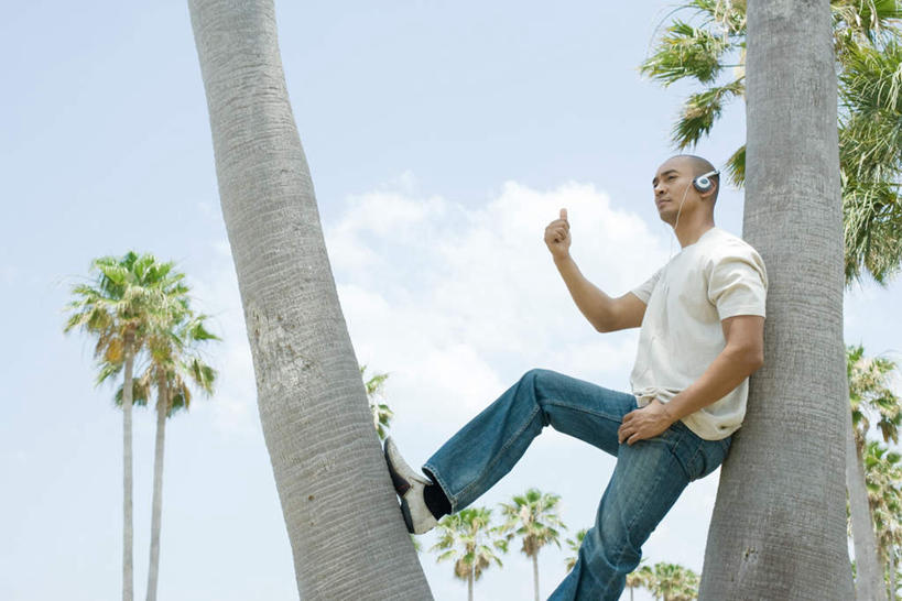 西方人,一个人,站,横图,室外,白天,仰视,度假,快乐,满意,幸福,植物,欧洲,欧洲人,仅一个男性,仅一个人,指,阴影,光线,影子,云,云朵,音响,音乐,云彩,方向,娱乐,树,树木,仅一个年轻男性,蓝色,绿色,白云,蓝天,天空,阳光,自然,耳机,天,靠,靠着,手势,倚靠,站着,享受,休闲,放松,生长,成长,舒适,享乐,指向,男人,男性,年轻男性,白种人,站立,半身,彩图,低角度拍摄