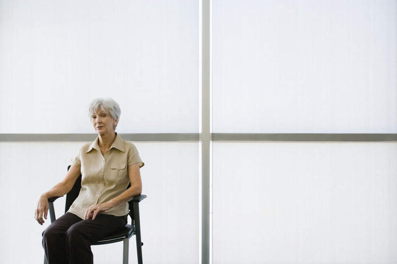 西方人,一个人,坐,横图,室内,白天,白色背景,正面,椅子,欧洲,欧洲人,仅一个女性,仅一个人,墙,注视,墙壁,墙面,观察,看,摄影,仅一个老年女性,影棚,观看,察看,关注,老年女性,女人,女性,白种人,坐着,半身,彩图,影棚拍摄,拍摄