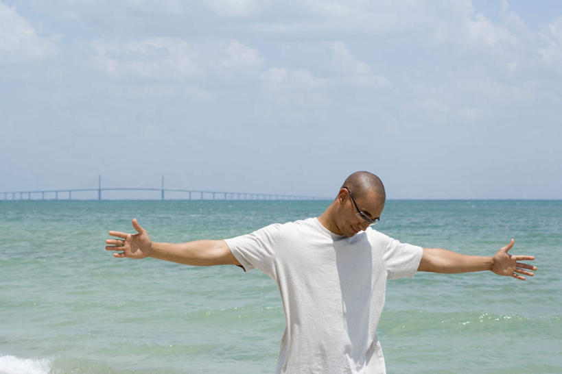 西方人,一个人,站,伸展双臂,横图,室外,白天,正面,旅游,度假,海浪,海洋,美景,大桥,立交桥,桥梁,欧洲,欧洲人,仅一个男性,仅一个人,墨镜,眼镜,景观,浪花,水平线,高架,斜拉桥,桥,辽阔,海平线,注视,娱乐,仅一个年轻男性,自然,海水,太阳镜,太阳眼镜,低头,看,站着,享受,休闲,广阔,遮阳镜,景色,放松,一望无际,关注,自然风光,海景,无边无际,一马平川,男人,男性,年轻男性,白种人,大海,风浪,海,海水的波动,近岸浪,涌浪,敞开双臂,伸开双臂,展开双肩,站立,张开手臂,张开双臂,半身,彩图,水天相接,水天一线