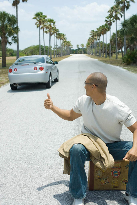 西方人,一个人,坐,竖图,室外,白天,正面,度假,植物,汽车,欧洲,欧洲人,仅一个男性,仅一个人,一辆,指,拉杆箱,旅行箱,扭头,注视,方向,娱乐,车,树,树木,仅一个年轻男性,绿色,自然,行李箱,箱子,交通工具,轿车,观察,回头,看,手势,行驶,转头,享受,休闲,放松,生长,成长,观看,察看,指向,关注,男人,男性,年轻男性,白种人,坐着,半身,彩图