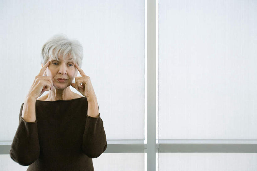 西方人,一个人,站,横图,室内,白天,正面,欧洲,欧洲人,仅一个女性,仅一个人,撑,服装,注视,休闲装,衣服,黑色,观察,看,站着,休闲,休闲服,服饰,仅一个老年女性,观看,察看,撑着,关注,老年女性,女人,女性,白种人,站立,半身,彩图