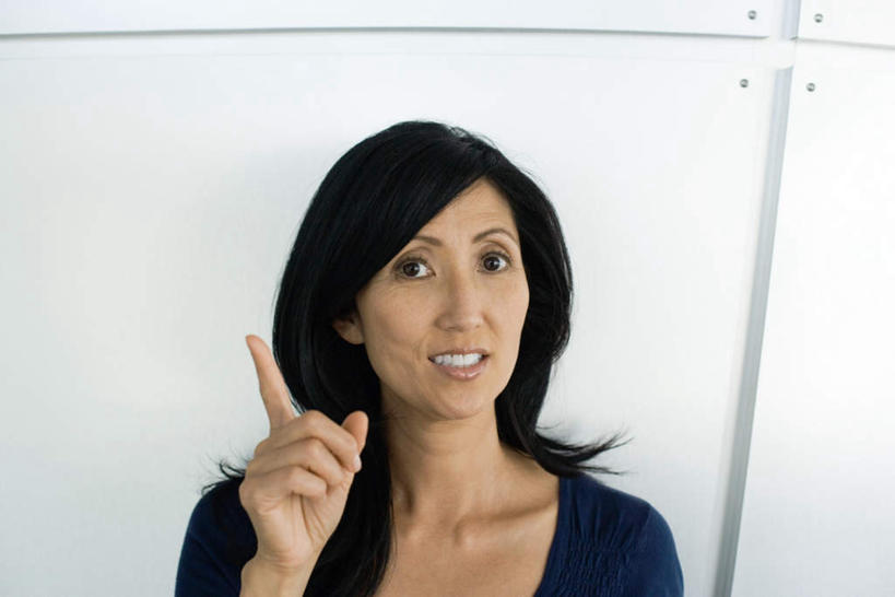 西方人,脸,头,脸颊,一个人,站,笑,微笑,横图,室内,白天,白色背景,正面,欧洲,欧洲人,仅一个年轻女性,仅一个女性,仅一个人,指,服装,墙,注视,休闲装,方向,肩膀,墙壁,墙面,衣服,观察,看,手势,站着,休闲,休闲服,摄影,服饰,影棚,观看,察看,指向,关注,年轻女性,女人,女性,白种人,头部,脸部,脸蛋,面部,站立,半身,彩图,影棚拍摄,拍摄