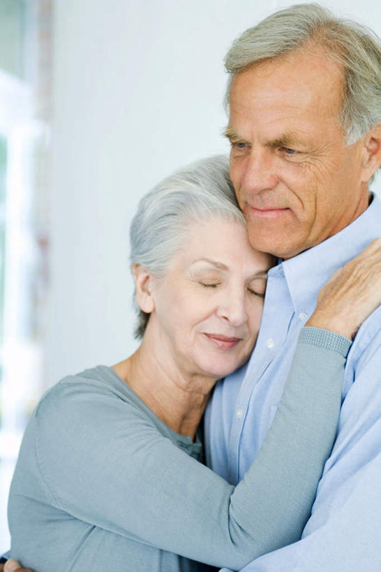 西方人,两个人,夫妻,站,闭眼,抱,笑,微笑,竖图,室外,白天,正面,爱情,欧洲,欧洲人,服装,朦胧,模糊,墙,浪漫,休闲装,墙壁,墙面,衣服,站着,休闲,休闲服,恩爱,恋人,服饰,抱着,搂着,老年男性,老年女性,男人,男性,女人,女性,白种人,情侣,闭眼睛,闭着眼,闭着眼睛,搂,搂抱,站立,半身,彩图,伴侣