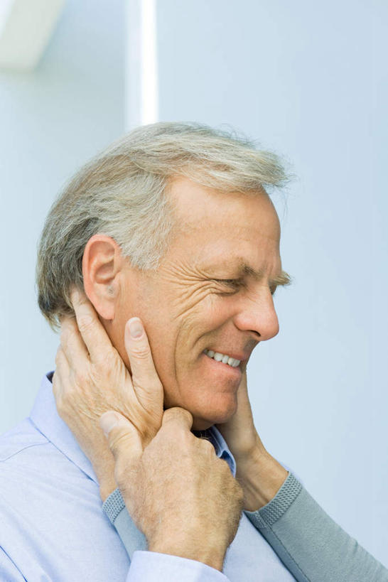 西方人,脸,头,脸颊,两个人,夫妻,站,笑,摸,微笑,露齿笑,竖图,室外,特写,白天,侧面,爱情,欧洲,欧洲人,抚摸,墙,浪漫,肩膀,墙壁,墙面,白色,站着,恩爱,恋人,老年男性,老年女性,男人,男性,女人,女性,白种人,头部,脸部,脸蛋,面部,情侣,触摸,接触,站立,半身,彩图,伴侣