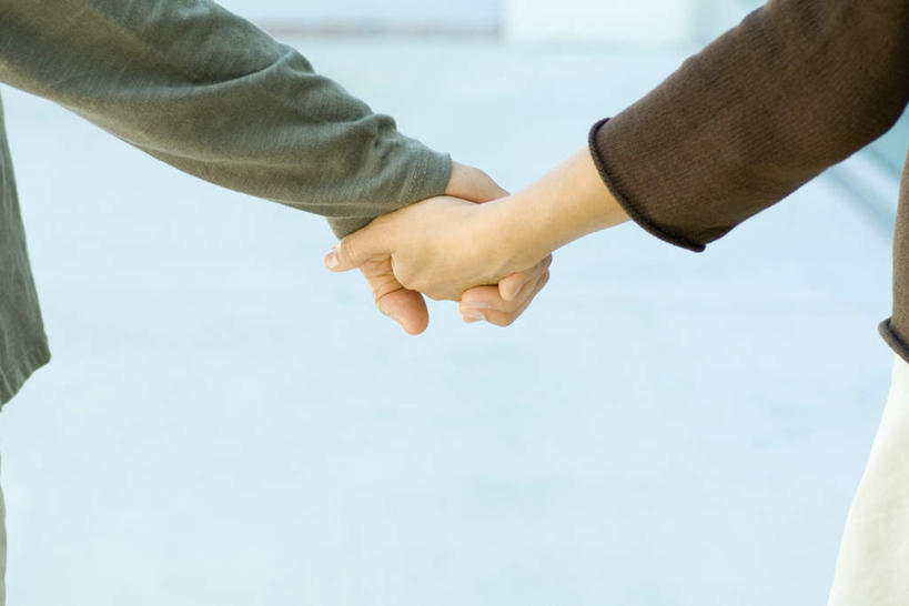 西方人,手,两个人,夫妻,站,握手,横图,俯视,室外,特写,白天,爱情,道路,路,公路,欧洲,欧洲人,交通,浪漫,站着,手部,恩爱,恋人,老年男性,老年女性,男人,男性,女人,女性,白种人,情侣,马路,搀手,拉手,手拉手,手握手,站立,半身,彩图,高角度拍摄,伴侣