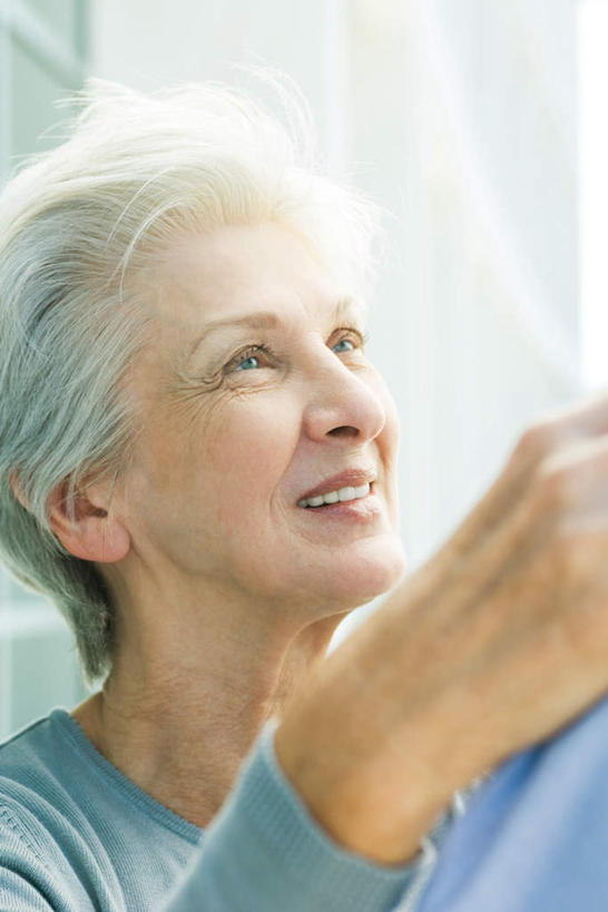 西方人,脸,头,脸颊,一个人,站,竖图,室外,特写,白天,正面,欧洲,欧洲人,仅一个女性,仅一个人,握,服装,朦胧,模糊,注视,休闲装,肩膀,衣服,看,站着,休闲,休闲服,握着,服饰,仅一个老年女性,关注,老年女性,女人,女性,白种人,头部,脸部,脸蛋,面部,抬头,仰头,站立,半身,彩图