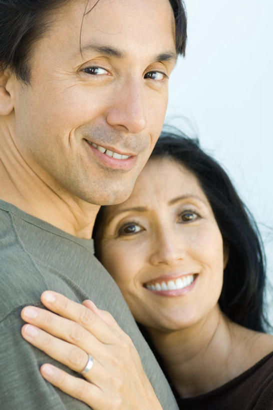 西方人,手,两个人,夫妻,站,笑,微笑,露齿笑,竖图,室内,特写,白天,白色背景,正面,爱情,欧洲,欧洲人,服装,浪漫,依靠,休闲装,衣服,靠,站着,休闲,手部,休闲服,恩爱,恋人,摄影,服饰,影棚,男人,男性,女人,女性,中年男性,中年女性,白种人,夫妇,情侣,站立,半身,彩图,影棚拍摄,拍摄,伴侣