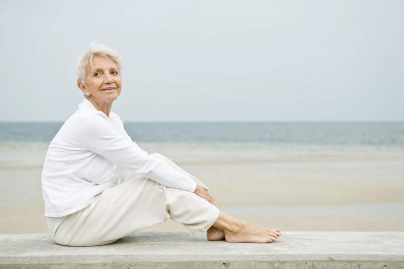 西方人,一个人,坐,笑,微笑,横图,室外,白天,侧面,度假,海浪,海洋,美景,沙滩,欧洲,欧洲人,仅一个女性,仅一个人,沙子,阶梯,海岸,景观,浪花,水平线,云,云朵,辽阔,海平线,沙地,云彩,娱乐,台阶,白云,天空,自然,海水,天,享受,休闲,广阔,景色,放松,仅一个老年女性,一望无际,自然风光,海景,无边无际,一马平川,老年女性,女人,女性,白种人,大海,风浪,海,海水的波动,海滩,近岸浪,涌浪,坐着,彩图,全身,水天相接,水天一线