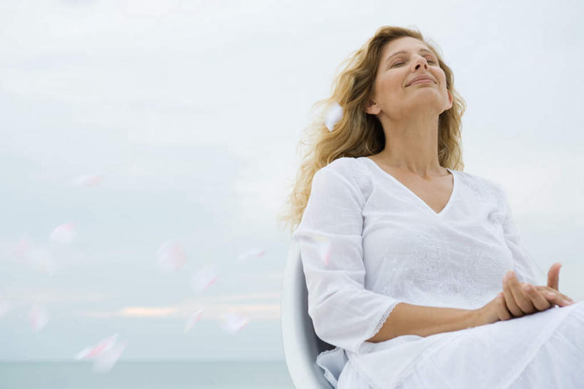 西方人,一个人,坐,闭眼,横图,室外,白天,正面,度假,海浪,海洋,美景,欧洲,欧洲人,仅一个年轻女性,仅一个女性,仅一个人,朦胧,模糊,景观,浪花,云,云朵,云彩,娱乐,蓝色,白云,蓝天,天空,自然,海水,天,享受,休闲,景色,放松,自然风光,海景,年轻女性,女人,女性,白种人,大海,风浪,海,海水的波动,近岸浪,涌浪,闭眼睛,闭着眼,闭着眼睛,抬头,仰头,坐着,半身,彩图