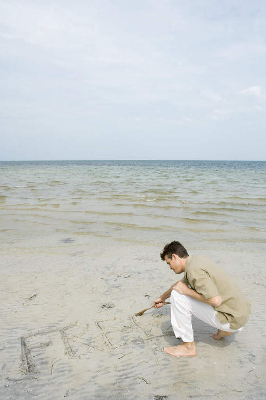 西方人,一个人,蹲,竖图,俯视,室外,白天,度假,海浪,海洋,美景,沙滩,欧洲,欧洲人,仅一个男性,仅一个人,写,沙子,海岸,景观,浪花,水平线,辽阔,海平线,沙地,拿,拿着,娱乐,树枝,仅一个年轻男性,自然,海水,享受,休闲,广阔,景色,放松,一望无际,自然风光,海景,无边无际,一马平川,男人,男性,年轻男性,白种人,大海,风浪,海,海水的波动,海滩,近岸浪,涌浪,蹲着,彩图,高角度拍摄,全身,水天相接,水天一线